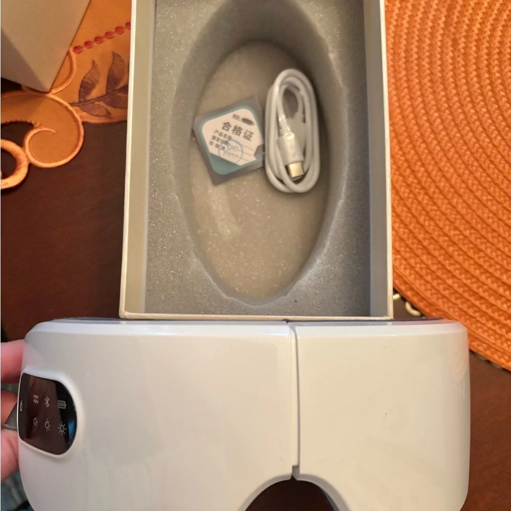 Heated Face/Eye Mask also vibrates
